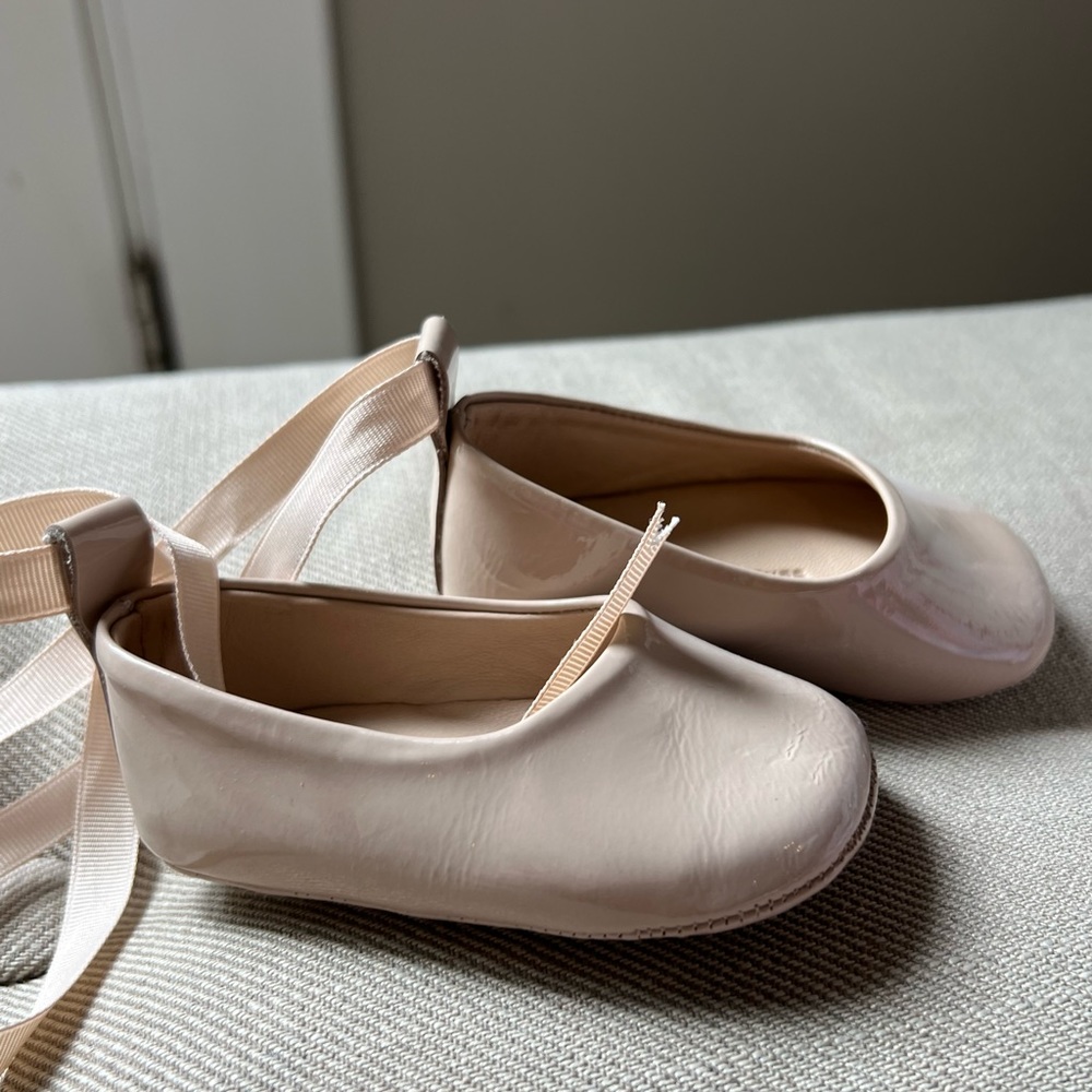 Petits marcheurs ballet flat-style walkers with ribbon